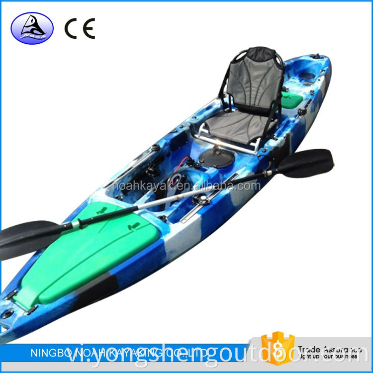 Ngồi trên thuyền kayak chèo thuyền kayak đơn